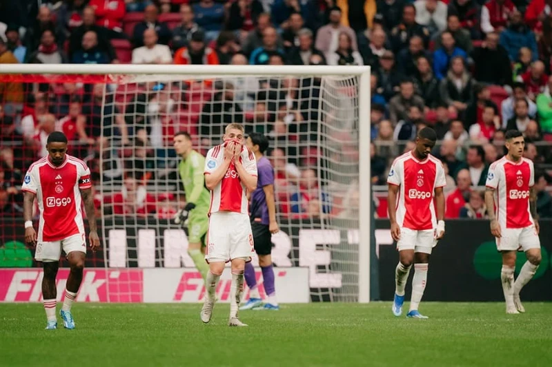Ajax Amsterdam chìm sâu vào khủng hoảng là bất ngờ rất lớn